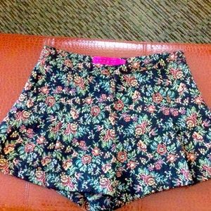 Gorgeous Boohoo High Waisted Pleated Floral Shorts Skort Lined with Side Zipper
